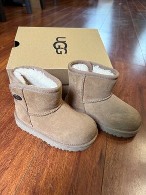 UGG Boot in Chestnut Brown - Toddler sz 8